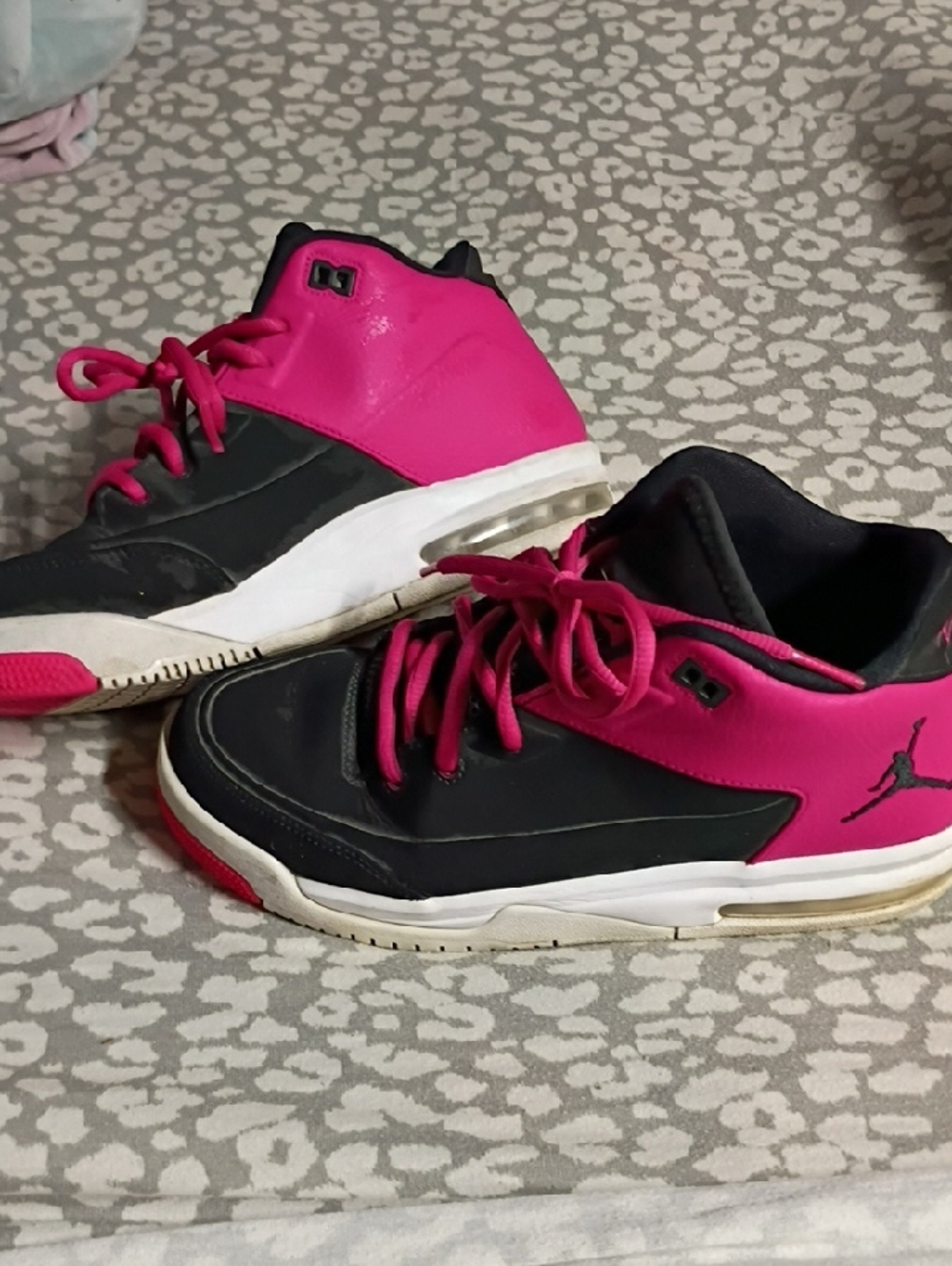 Women’s Athletic Shoes in Black and Hot Pink with Air Cushion